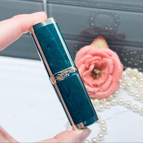 L’Oréal Paris x Balmain lipstick in GLAMAZONE - Picture 2 of 5